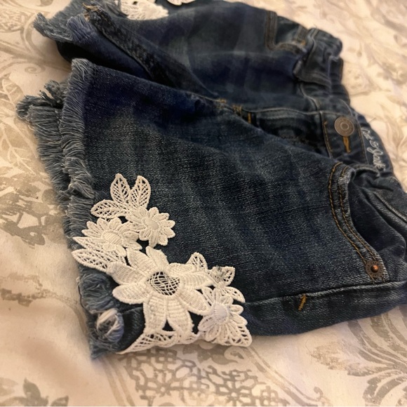 Jean shorts with lace embellishments - Picture 2 of 4